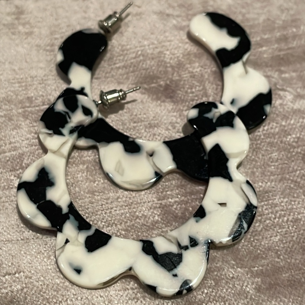 Black and white acrylic scalloped hoop earrings 2”